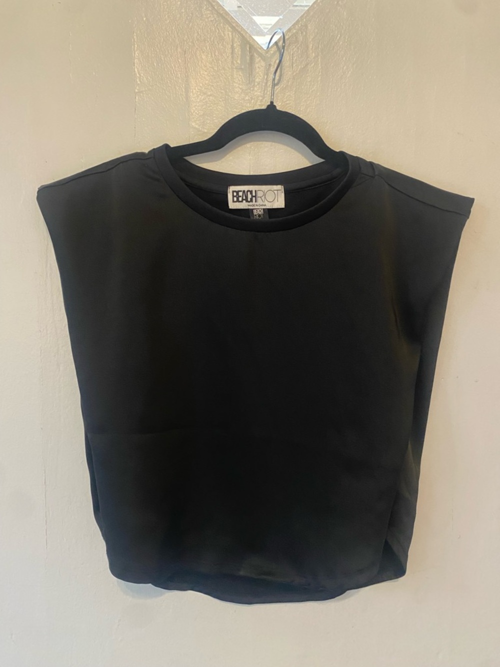 BEACH RIOT Dunes Satin Black Cropped Tee [Size S]